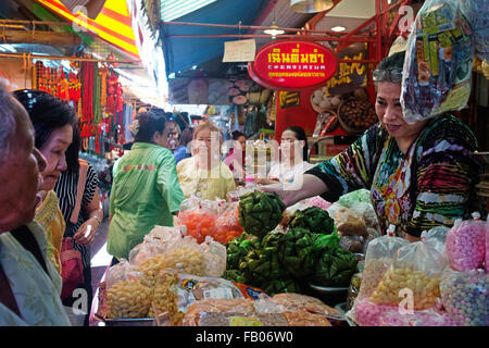 Décrochage du marché de l'alimentation de rue et en préparation dans le quartier chinois de Bangkok, Thaïlande. Yaowarat, le marché du quartier chinois de Bangkok, est le Banque D'Images