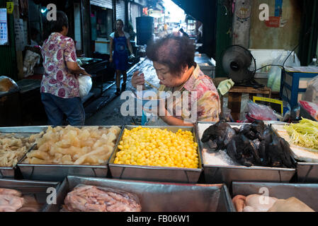 Décrochage du marché de l'alimentation de rue et en préparation dans le quartier chinois de Bangkok, Thaïlande. Yaowarat, le marché du quartier chinois de Bangkok, est le Banque D'Images