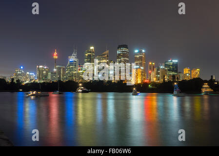 Belle scène de colorful Sydney city skyline at night avec réflexion Banque D'Images