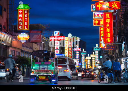 Vue vers le bas Thanon Yaowarat Road dans la nuit dans le centre de Chinatown district de Bangkok en Thaïlande. Yaowarat et Phahurat est Bangkok's mu Banque D'Images
