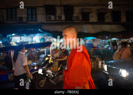 Moine au nuit à Pak Khlong Talat , marché aux fleurs , Bangkok , Thaïlande. Pak Khlong Talat est un marché à Bangkok, Thaïlande qui s Banque D'Images