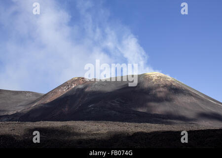 La fumée sortir de l'Etna en Sicile, Italie. Banque D'Images