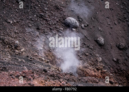 La fumée sortir de la lave de l'Etna Banque D'Images