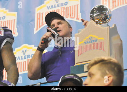 Les heures supplémentaires. 09Th Jan, 2016. TCU coach Gary Patterson parle à la foule lors de la remise d'un trophée à la suite d'un match de football NCAA college dans l'Alamo Bowl entre le Valero TCU Horned Frogs et canards de l'Oregon à l'Alamodome de San Antonio, Texas. TCU a gagné 47-41 en prolongation. McAfee Austin/CSM/Alamy Live News Banque D'Images