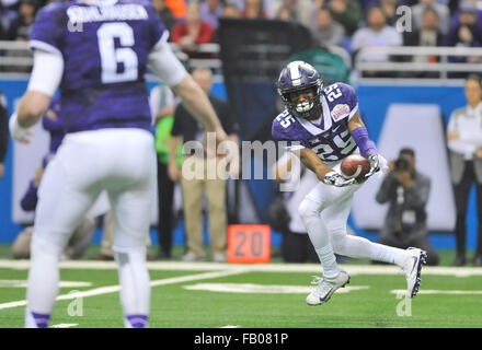 Les heures supplémentaires. 09Th Jan, 2016. KaVontae récepteur TCU Turpin (25) rassemble dans un cercle au cours de la première moitié d'un match de football NCAA college dans l'Alamo Bowl entre le Valero TCU Horned Frogs et canards de l'Oregon à l'Alamodome de San Antonio, Texas. TCU a gagné 47-41 en prolongation. McAfee Austin/CSM/Alamy Live News Banque D'Images