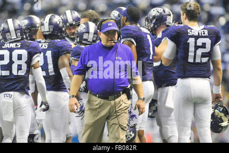 Les heures supplémentaires. 09Th Jan, 2016. L'entraîneur Gary Patterson TCU pendant un délai d'une demi-seconde de NCAA college football jeu dans le bol entre l'Alamo Valero TCU Horned Frogs et canards de l'Oregon à l'Alamodome de San Antonio, Texas. TCU a gagné 47-41 en prolongation. McAfee Austin/CSM/Alamy Live News Banque D'Images