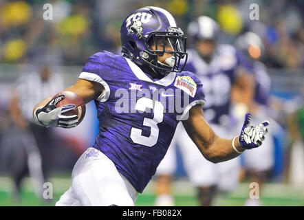 Les heures supplémentaires. 09Th Jan, 2016. TCU receveur Shaun Nixon (3) exécute les déplacements pendant la seconde moitié d'un match de football NCAA college dans l'Alamo Bowl entre le Valero TCU Horned Frogs et canards de l'Oregon à l'Alamodome de San Antonio, Texas. TCU a gagné 47-41 en prolongation. McAfee Austin/CSM/Alamy Live News Banque D'Images