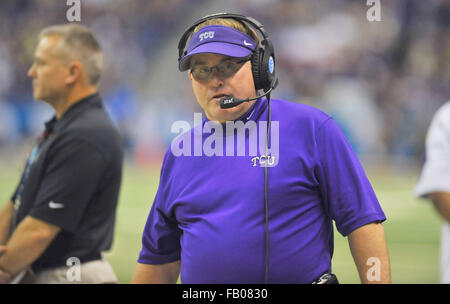 Les heures supplémentaires. 09Th Jan, 2016. TCU coach Gary Patterson marche le long de la ligne de côté pendant la seconde moitié d'un match de football NCAA college dans l'Alamo Bowl entre le Valero TCU Horned Frogs et canards de l'Oregon à l'Alamodome de San Antonio, Texas. TCU a gagné 47-41 en prolongation. McAfee Austin/CSM/Alamy Live News Banque D'Images