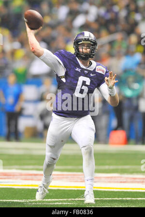 Les heures supplémentaires. 09Th Jan, 2016. Kohlhausen TCU quarterback Bram fait un col pendant les heures supplémentaires d'un match de football NCAA college dans l'Alamo Bowl entre le Valero TCU Horned Frogs et canards de l'Oregon à l'Alamodome de San Antonio, Texas. TCU a gagné 47-41 en prolongation. McAfee Austin/CSM/Alamy Live News Banque D'Images