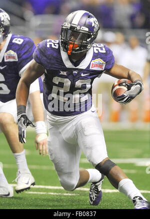 Les heures supplémentaires. 09Th Jan, 2016. Running back TCU Aaron Green (22) exécute des heures supplémentaires pendant les déplacements d'un match de football NCAA college dans l'Alamo Bowl entre le Valero TCU Horned Frogs et canards de l'Oregon à l'Alamodome de San Antonio, Texas. TCU a gagné 47-41 en prolongation. McAfee Austin/CSM/Alamy Live News Banque D'Images