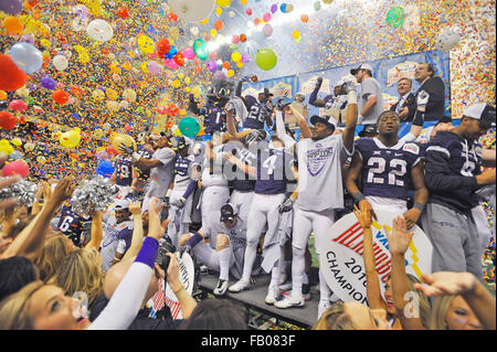 Les heures supplémentaires. 09Th Jan, 2016. Les joueurs célèbrent pendant la TCU remise d'un trophée à la suite d'un match de football NCAA college dans l'Alamo Bowl entre le Valero TCU Horned Frogs et canards de l'Oregon à l'Alamodome de San Antonio, Texas. TCU a gagné 47-41 en prolongation. McAfee Austin/CSM/Alamy Live News Banque D'Images