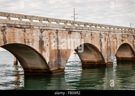 Arches de chemin de fer de la côte Est de l'ancien pont en pierre reliant Florida Keys, United States. Banque D'Images