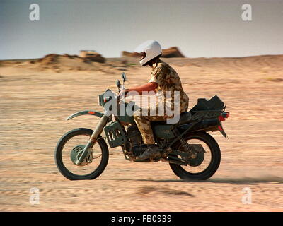 AJAX NEWS & FEATURE SERVICE (OMA-19) 3 OCT 2001. L'OMAN. - DESERT RIDER - UN ROYAL MARINE COMMANDO DE 3 VITESSES DE BRIGADE À TRAVERS LE DÉSERT SUR SA VERSION MILITAIRE HARLEY DAVIDSON. PHOTO:JONATHAN EASTLAND/AJAX. REF:CD/SS/SH3-1 Banque D'Images