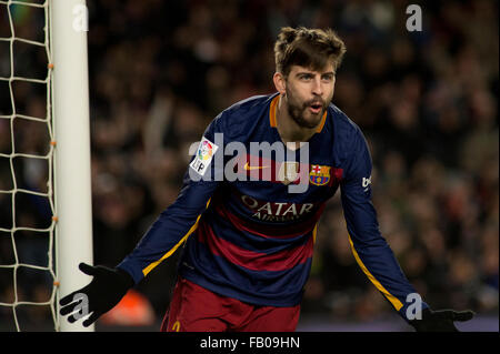 Barcelone, Espagne. 6 janvier, 2016. Le défenseur espagnol du FC Barcelone Pique célèbre après avoir marqué au cours de l'espagnol Coupe du Roi huitième match final premier tour entre le FC Barcelone et l'Espanyol au Camp Nou à Barcelone, Espagne, le 6 janvier 2016. Le FC Barcelone a gagné 4-1. Credit : Lino De Vallier/Xinhua/Alamy Live News Banque D'Images