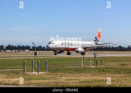 Airbus A320 Jetstar twin jet par aviation station météorologique à l'aéroport international de Christchurch, île du Sud Nouvelle-zélande Océanie Banque D'Images