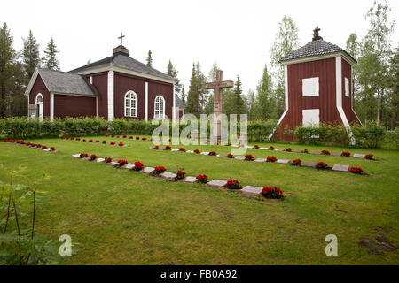 Les anciens combattants de la Seconde Guerre mondiale cimetière et l'extérieur de l'Kolarinsaaren vanha kirkko kirkko (Saaren) en Kolari, Finlande Banque D'Images