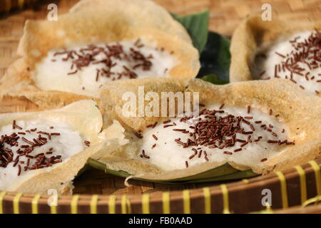 Serabi Solo, le lait de coco crêpes du solo, avec des vermicelles de chocolat ajouté. Mis sur bambou tressé traditionnel bac. Banque D'Images
