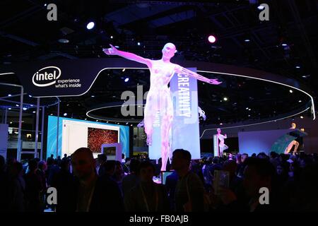 Las Vegas, NV, USA. 6 janvier, 2016. Stand Intel, l'atmosphère aussi présents pour l'année 2016 International CES (Consumer Electronics Show) - mer, Las Vegas Convention Center, Las Vegas, NV Le 6 janvier 2016. Credit : James Atoa/Everett Collection/Alamy Live News Banque D'Images