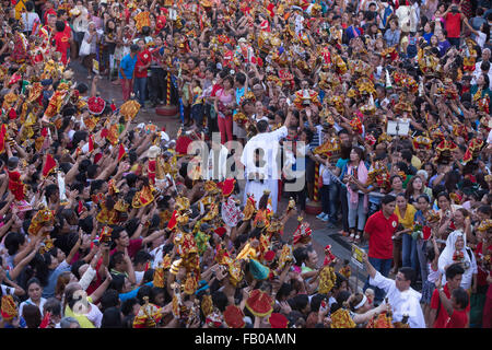 La ville de Cebu, aux Philippines. 07Th Jan, 2016. À la suite d'une procession l'aube à partir de 4 h 30, des milliers de catholiques philippins affluent à la plus ancienne église catholique romaine aux Philippines - La basilique Minore del St.Nino dans Cebu City. L'événement marque le début officiel de la Fiesta Señor - une fête religieuse de neuf jours en l'honneur du Santo Niño de Cebu (Saint Enfant de Cebu) beaucoup de dévots apportent avec eux un Santo Nino, figurine représentant l'Enfant Jésus. Credit : gallerie2/Alamy Live News Banque D'Images