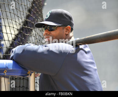 Fichier. 6 janvier, 2016. Légende de la Ligue Majeure de Baseball KEN GRIFFEY JR. se joindront à M. Piazza en 2016 la cérémonie d'induction à Cooperstown, New York, le 24 juillet 2016. Les statistiques et récompenses pour Griffey - 630 home runs, une durée de vie moyenne, 10 .284 Gants d'or, 13 sélections All-Star MVP unanime et une sélection en 1997. Sur la photo : le 28 avril 2010 - Ken Griffey Jr. # 24 des Seattle Mariners avant un match contre les Royals de Kansas City à Kauffman Stadium de Kansas City, Missouri. Les Mariners a gagné 6-5. © csm/Alamy Live News Banque D'Images