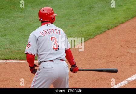 Fichier. 6 janvier, 2016. Légende de la Ligue Majeure de Baseball KEN GRIFFEY JR. se joindront à M. Piazza en 2016 la cérémonie d'induction à Cooperstown, New York, le 24 juillet 2016. Les statistiques et récompenses pour Griffey - 630 home runs, une durée de vie moyenne, 10 .284 Gants d'or, 13 sélections All-Star MVP unanime et une sélection en 1997. Sur la photo : Apr 13, 2008 - Pittsbugh, New York, États-Unis - Ken Griffey Jr. # 3 en action pendant les Reds de Cincinnati vs Pittsburgh Pirates au PNC Park de Pittsburgh sur un jour de pluie froide. Les Pirates battre les rouges 9-1. © csm/Alamy Live News Banque D'Images