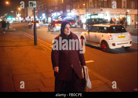 Femme musulmane sur Edgware Road à Londres, en Angleterre. Banque D'Images