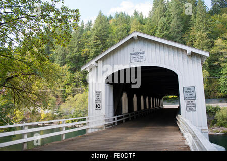 Situé près de la rivière McKenzie l'autoroute près de Vida, le pont de Goodpasture est l'un des plus populaires ponts couverts dans l'Oregon. Banque D'Images