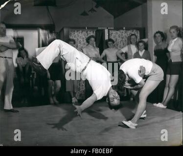 1962 - La ''Flying Mare'' une attente très approprié d'exposants judo dame parce que la force est inutile. C'est démontrer Shelagh Webb, âgée de 15 ans et la ''victime'' est professeur Philo Vance. Mme Webb peut jeter un homme allant jusqu'à 17 poids en pierre avec cette action. Mais elle est tombée pour lui . Expert de judo à épouser sa pupille. Il est un expert de Judo - donc il va atterrir tout à fait à la légère - mais elle n'a pas tout à fait aussi des terres à la légère- pour elle tomba en amour., car c'est Eric Ingram un judo - et elle est son élève 10 ans et ils sont juin watts d'être mariés oeuvre suivante à Enfield. Middlesex. Regardant le happ Banque D'Images