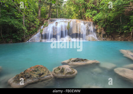 Cascade tropicale en forêt profonde Banque D'Images