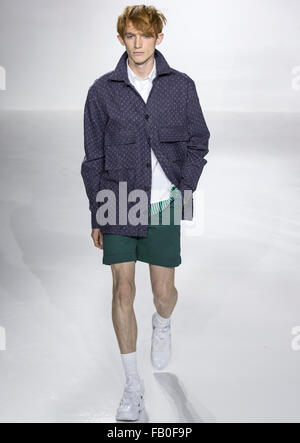 NEW YORK, NY - 15 juillet 2015 : Charlie Ayres Taylor marche la piste pendant la Richard Chai show à NY Fashion Week Men's S/S 20 Banque D'Images