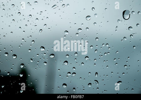 Gouttes de pluie sur une fenêtre Banque D'Images