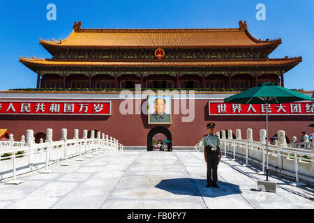 Beijing, Chine - Le point de vue de la tour avec un guadian Tiananmen soldat dans la journée. Banque D'Images