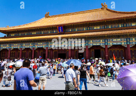Beijing, Chine - Le point de vue en Cité Interdite avec de nombreux touristes Banque D'Images