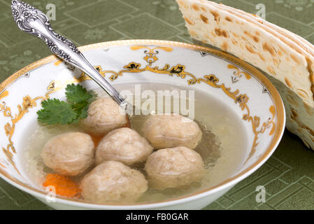 Un juif ashkénaze traditionnelle soupe avec capsules, faite à partir d'un mélange de farine de Matza, les oeufs, l'eau, et de la graisse de poulet, bouilli dans boui Banque D'Images