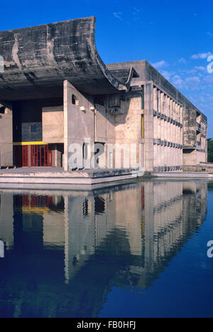 Le "Palais de l'Assemblée Générale' Édifice du Parlement ou assemblée législative (1953) traduit par bassin ornemental et conçu par Le Corbusier dans le cadre de l'habitation à Capiotal Chandigarh Punjab Inde Banque D'Images