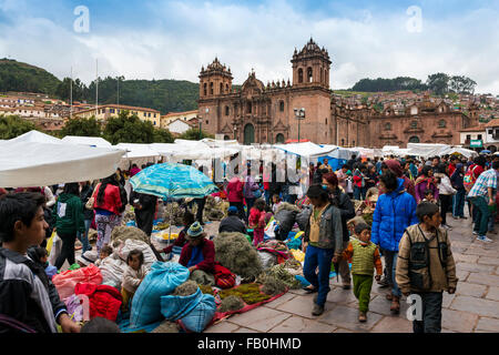 Cuzco, Pérou - 24 décembre 2013 : les personnes dans un marché de rue à Cuzco, Pérou Banque D'Images