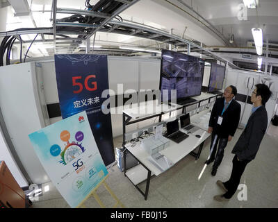 Beijing, Chine. Jan 7, 2016. Les membres du personnel travaillent à la 5G L'Innovation Lab dans l'Académie chinoise de recherche des télécommunications à Beijing, capitale de Chine, le 7 janvier 2016. La Chine a lancé le jeudi 5G pour des expériences de recherche et développement technologiques. Le pays fait l'IMT2020 (5G) Promotion Group jouer son rôle de plate-forme, dans le but de stimuler l'équipement et l'industrie dans la puce de la technologie 5G des expériences. Crédit : Li Xin/Xinhua/Alamy Live News Banque D'Images