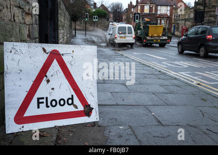 Signe d'inondation sur une route en hiver britannique Banque D'Images