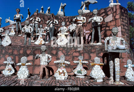 Figurines en porcelaine brisée à la Nek Chand Rock Garden, Chandigarh, Inde Banque D'Images