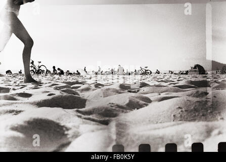 Retro photo film locations instantané. Journée ensoleillée sur la plage. Grain, flou, fuites de lumière ajoutée comme effet vintage. Banque D'Images