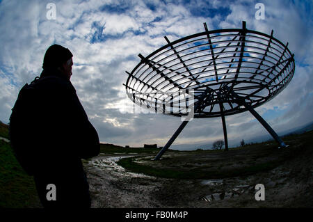 Un marcheur s'arrête pour admirer la vue de l'auréole panopticon sur les collines au-dessus de Haslingden and Lancashire, le mauvais temps. Banque D'Images