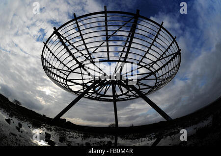 Un marcheur s'arrête pour admirer la vue de l'auréole panopticon sur les collines au-dessus de Haslingden and Lancashire, le mauvais temps. Banque D'Images