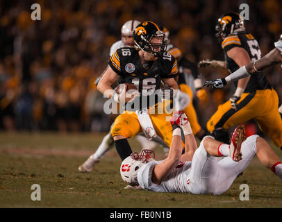 Pasadena, CA. 1er janvier 2016. L'Iowa Hawkeyes quarterback (16) C.J. Beathard évite d'être licenciés. Le Stanford Cardinal a défait l'Iowa Hawkeyes 45-16 le Vendredi, Janvier 1, 2016 à la 102e Rose Bowl game présentée par Northwestern Mutual à Pasadena, en Californie. (Crédit obligatoire : Juan Lainez/MarinMedia.org/Cal Sport Media) (photographe complet, et de crédit requis) © csm/Alamy Live News Banque D'Images