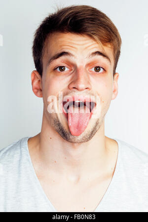 Portrait de jeune homme en riant bruyamment isolé sur fond blanc Banque D'Images