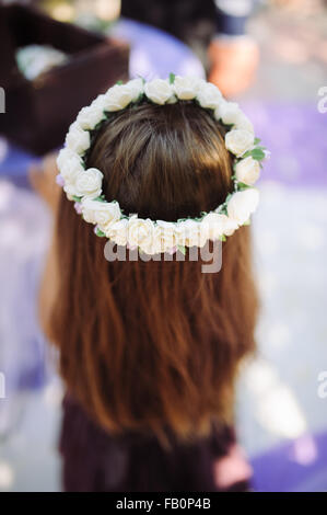 Fille avec des fleurs dans ses cheveux Banque D'Images