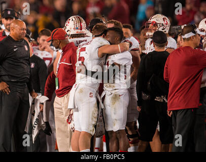 Le 1 er janvier 2016 Pasadena, CA...Stanford Cardinal en marche arrière (5) Christian McCaffrey étreignant un coéquipier à la fin de la 102e Rose Bowl Game. Le Stanford Cardinal a défait l'Iowa Hawkeyes 45-16 le Vendredi, Janvier 1, 2016 à la 102e Rose Bowl game présentée par Northwestern Mutual à Pasadena, en Californie. (Crédit obligatoire : Juan Lainez / MarinMedia.org / Cal Sport Media) (photographe complet, et de crédit requise) Banque D'Images