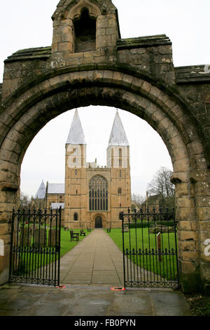 SOUTHWELL, Nottinghamshire, Angleterre. Le 17 décmebre 2015. L'ancienne cathédrale avec le passage de Westgate Towers west à Southwell en Pas Banque D'Images