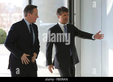 Munich, Allemagne. 07Th Jan, 2016. De Premier ministre britannique, David Cameron, est accueilli par BMW PDG Harald Krueger (R) avant de visiter les lignes de production à l'usine de fabrication de BMW à Munich, Allemagne, 07 janvier 2016. Photo : MICHAELA REHLE/dpa/Alamy Live News Banque D'Images