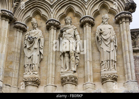 Statues de la cathédrale de Salisbury de Saint Alphage, St Edmund le martyr et saint Thomas de Canterbury, sculpté par James Redfern. Banque D'Images