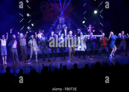 Soirée d'ouverture de l'école de comédie musicale Rock au Winter Garden Theatre - Curtain Call. En vedette : cast Où : New York City, New York, United States Quand : 07 déc 2015 Banque D'Images